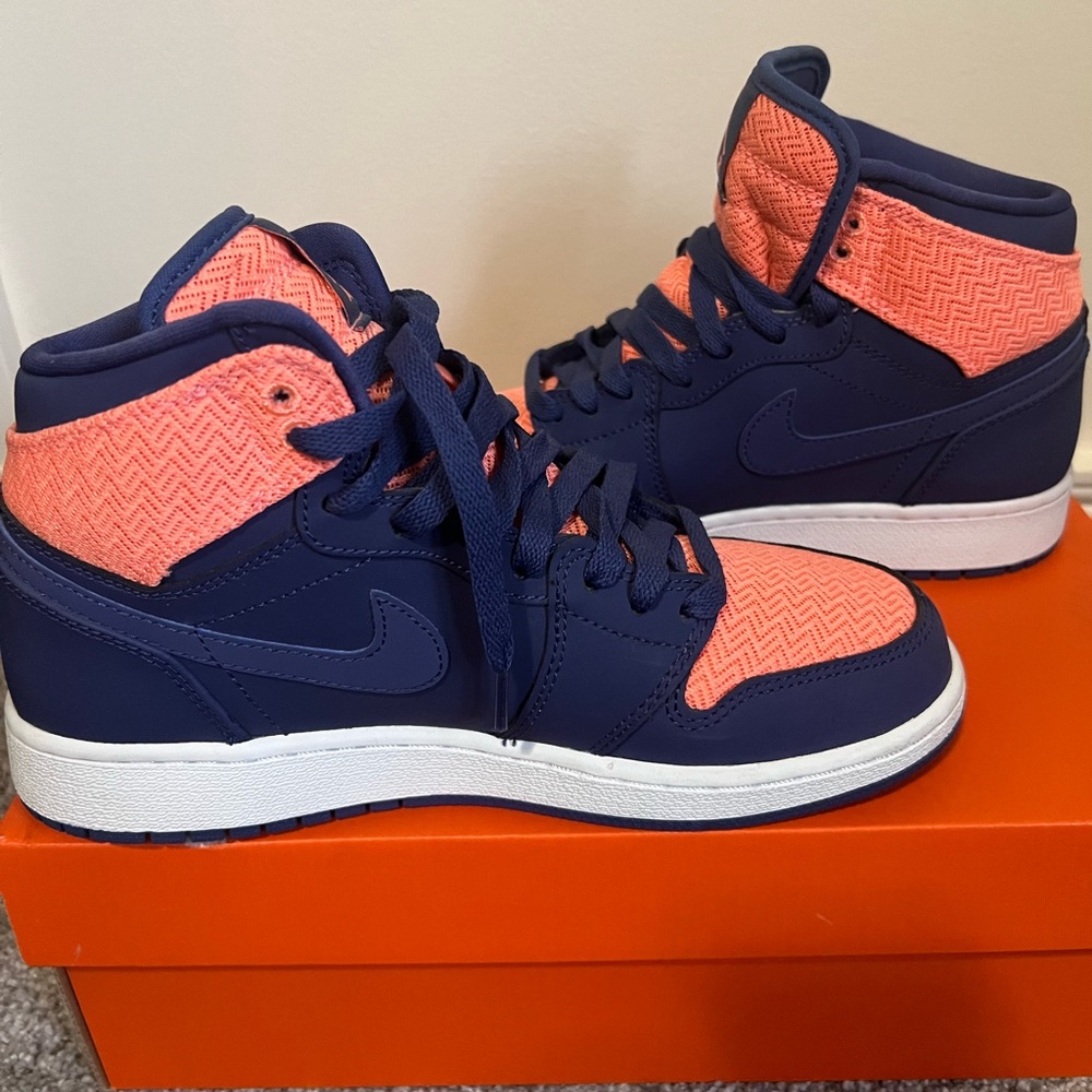 Air Jordan 1 Retro High “Dark Purple Dust” SIZE 7 Women’s (5.5 Youth)